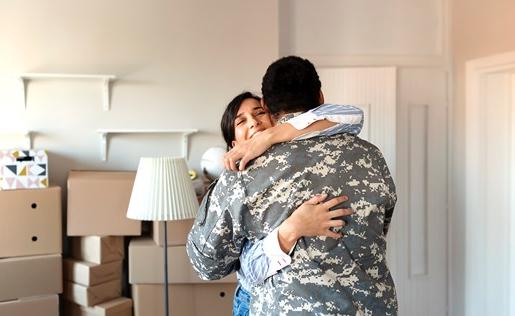 妻子和退伍军人丈夫在新家拥抱
